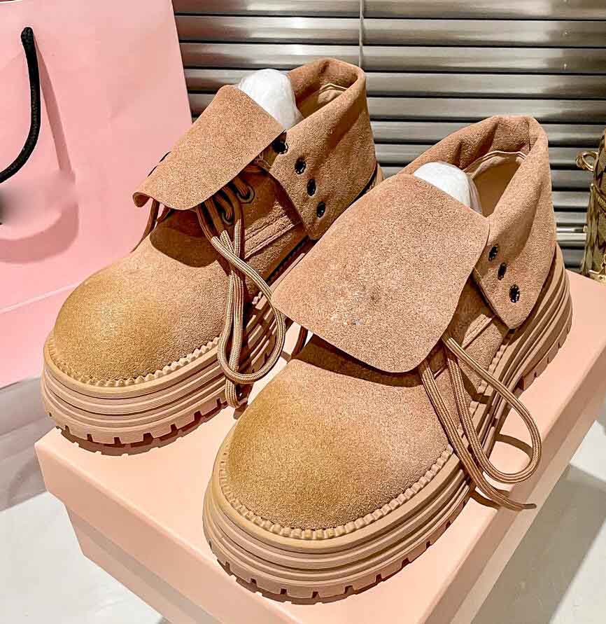 Bottines en cuir suédé de vache en soie de haute qualité pour femmes de créateurs Femmes Designer sangle en cuir Nouvelles bottes courtes polies
