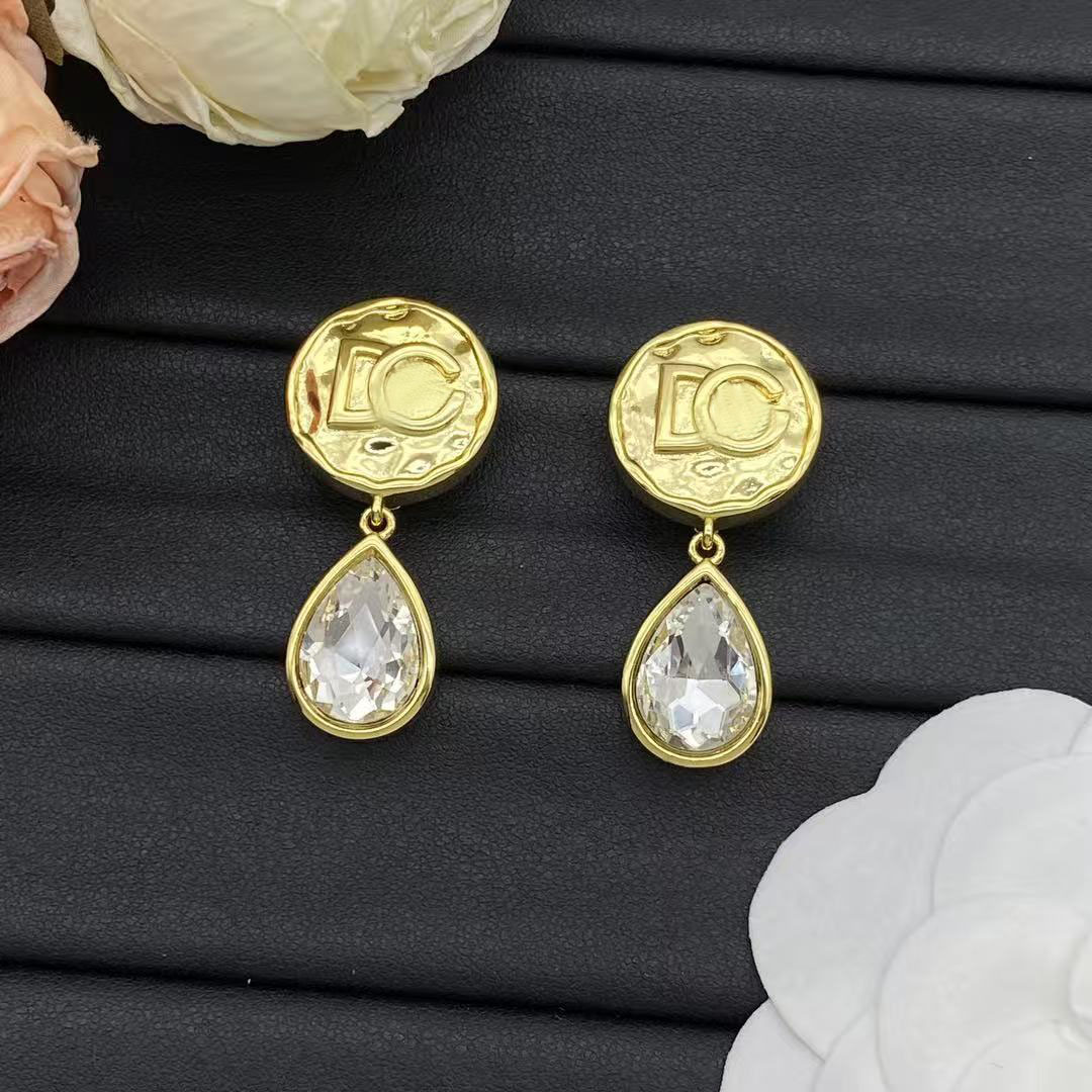 Luxury designer 18k crystal-plated simple earrings for ladies, diamonds suitable for weddings, birthdays, parties, high-end jewelry for ladies