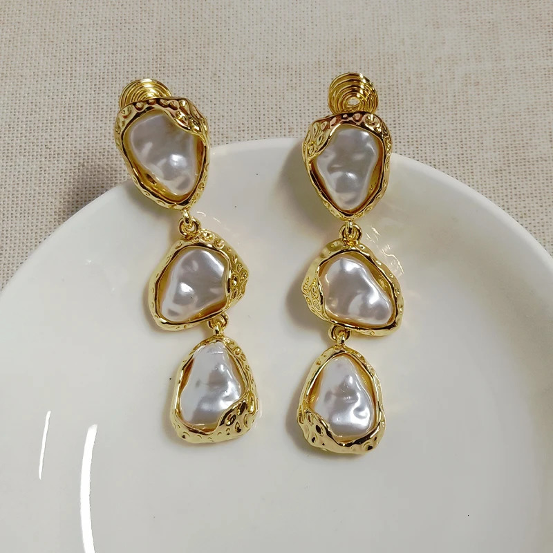 Boucles d'oreilles en forme de bobine de moustique de perle baroque irrégulière pour femmes rétro élégantes pendentif indolore clips d'oreille bi