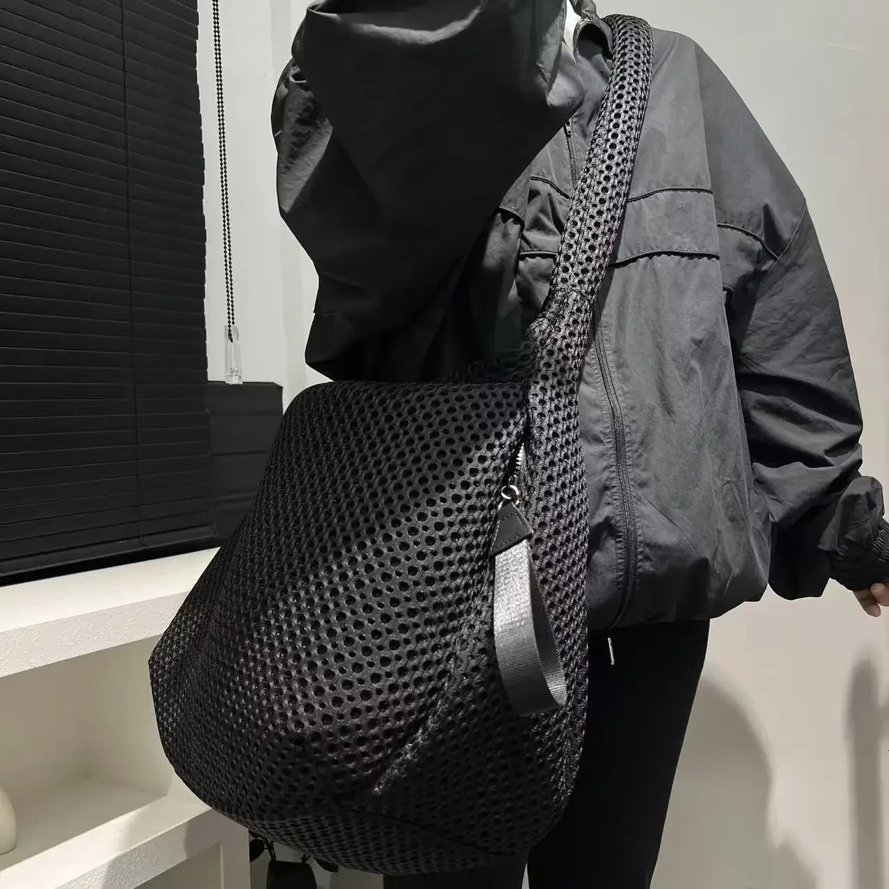 Ladies fashionable mesh nylon lightweight diagonal cross bag with large capacity stitching casual shoulder bag251203