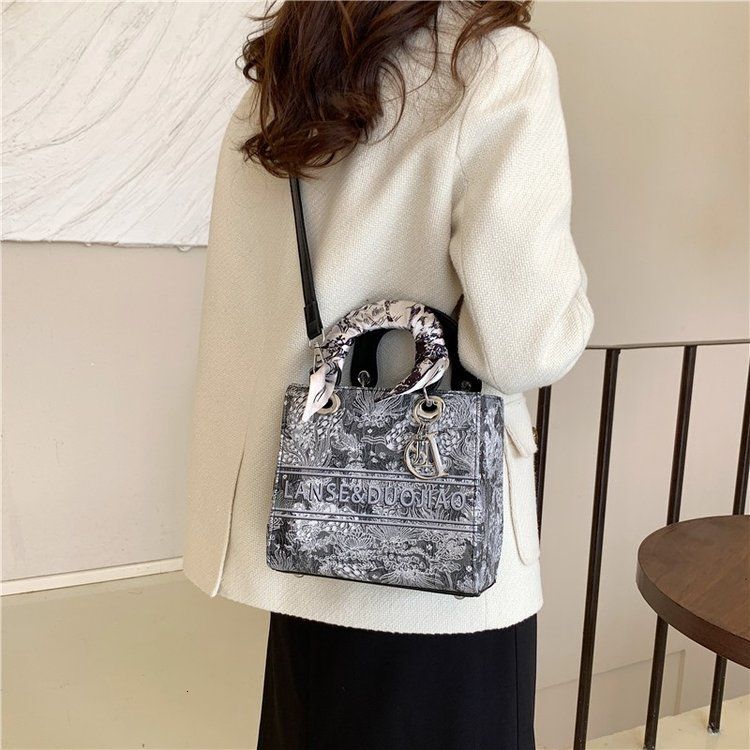 Vintage Light Luxury Princess Diana Bag 2025 New Fashion Versatile Simple Stylish Single Shoulder Crossbody Handbag