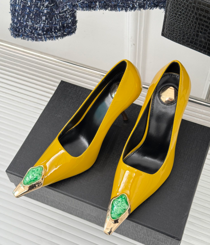 Fashion Designer Women Sandals JEANNE Pumps Italy Delicate Pointed Toes Patent Leather Gem Metal Buckle Decoration Wedding Party Sandal High Heels B