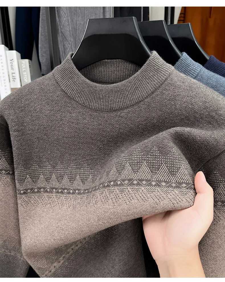 2025 Pull à manches longues en jacquard épais à col semi-haut pour hommes en hiver Base d'affaires ample à la mode et polyvalente W251205