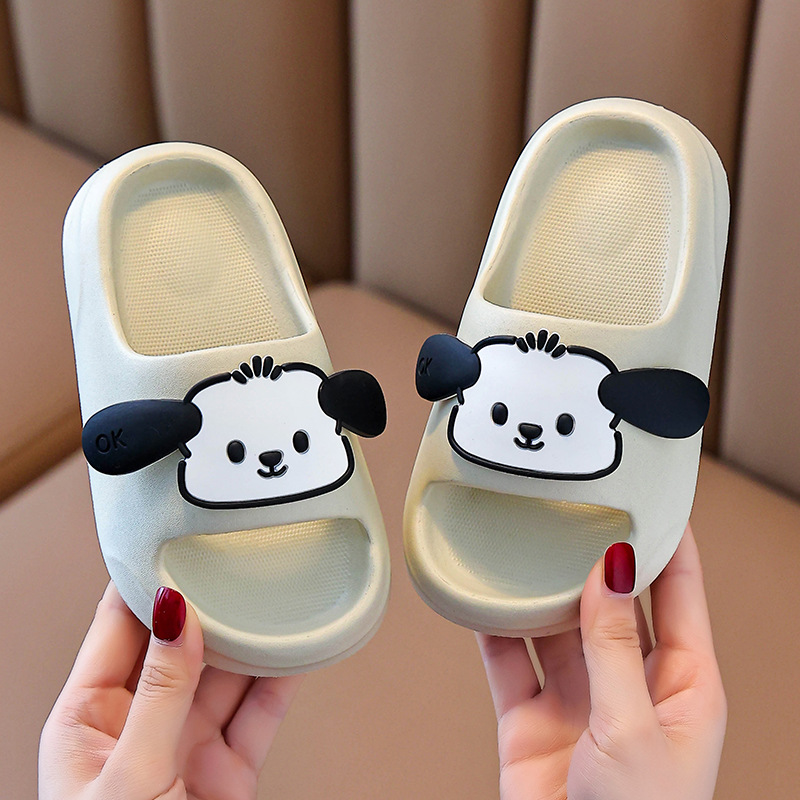 AZ03 Ensemble de pantoufles de style dessin animé amusant en famille : chaussures d'intérieur durables pour les tout-petits