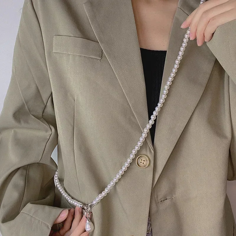 2025 Chaîne de corps de perles à la mode Perle Gyro Collier Costume Chaîne à capuche pour femmes Sac à dos Bandoulière Bijoux Accessoire En Gros