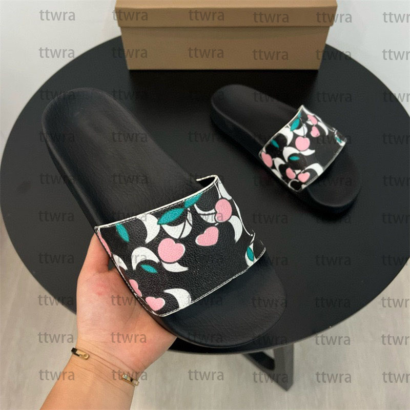 2026 Designer femme dames pantoufles en cuir femmes sandales glisser sandale plate-forme pantoufle grosses chaussures été tongs AAW6
