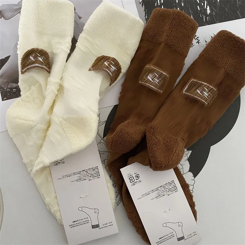 Chaussettes de luxe pour femmes, chaussettes tricotées pour hommes, chaussettes en laine brodées, bottes de neige, mode coton, chaussettes floues
