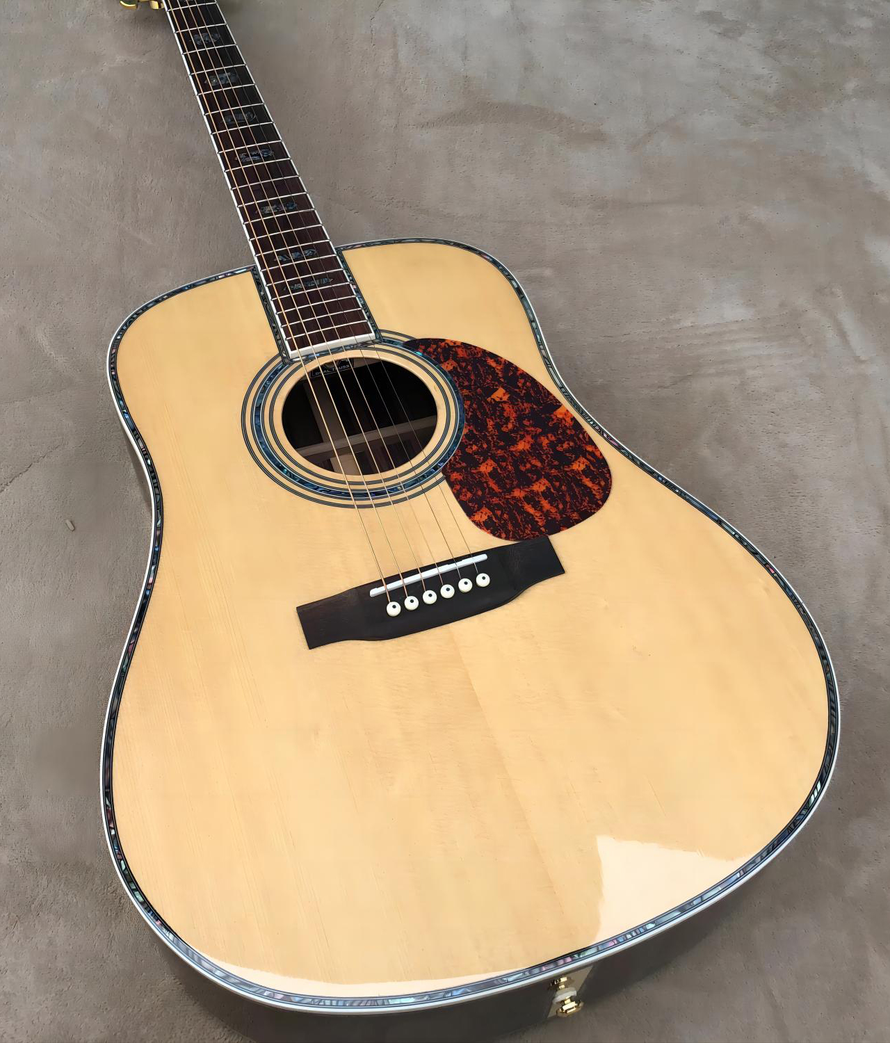 Nouvelle arrivée guitare électrique acoustique à 6 cordes, incrustation d'ormeau, panneau en acajou avec micro, panneau en épicéa