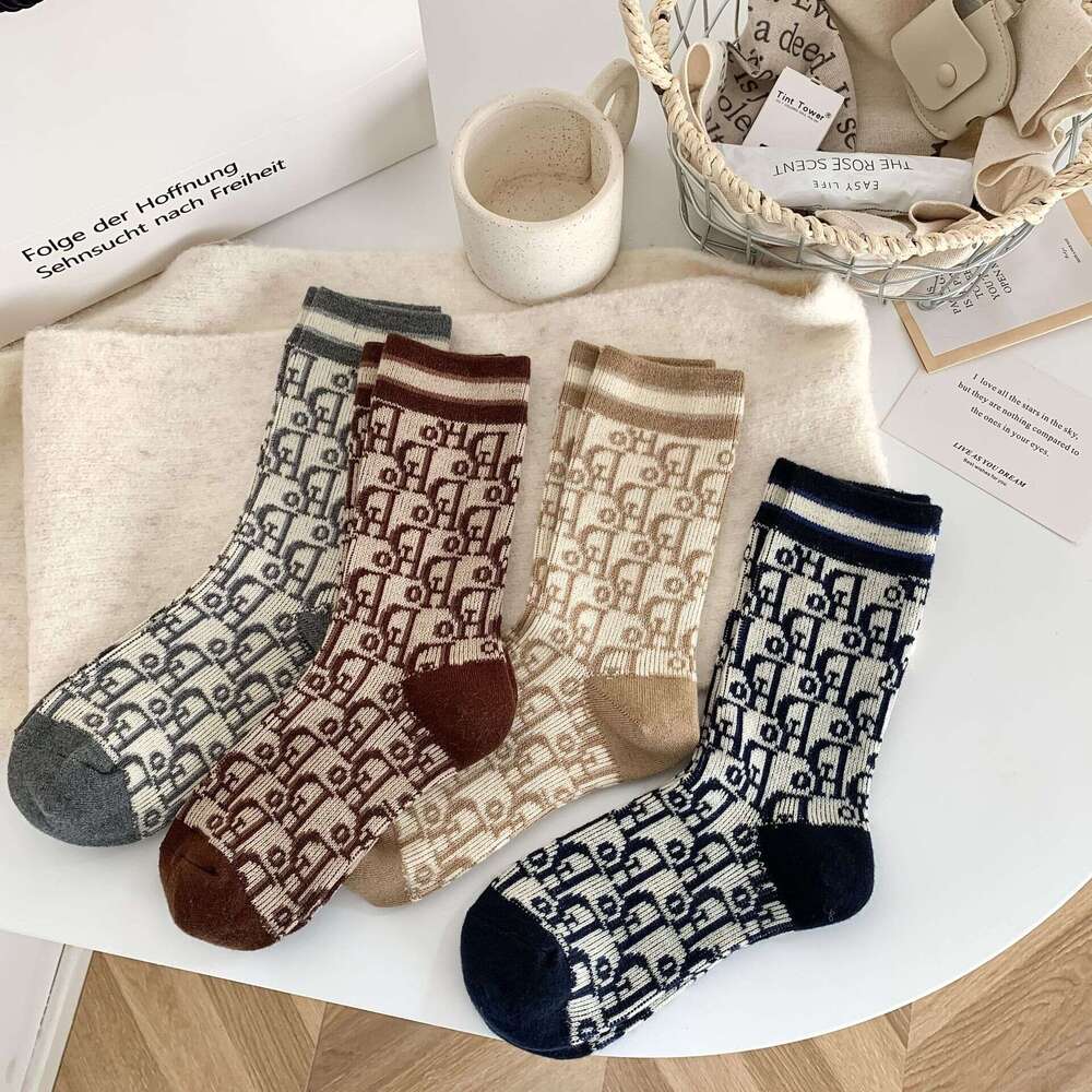 Chaussettes en laine pour femmes, automne et hiver, lettre de famille D, personnalité classique, ample, tendance Ins, polyvalente, Style ancien a