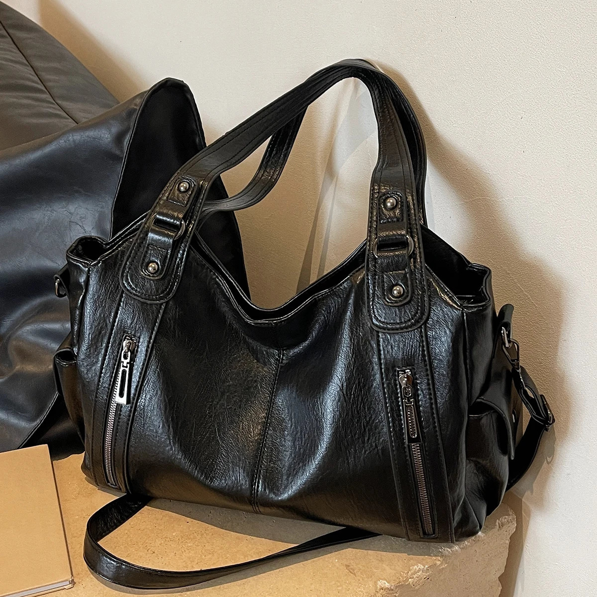 Solid color large capacity womens shoulder bag fashionable simple hand-held tote bag commuter personality messenger bag 251204
