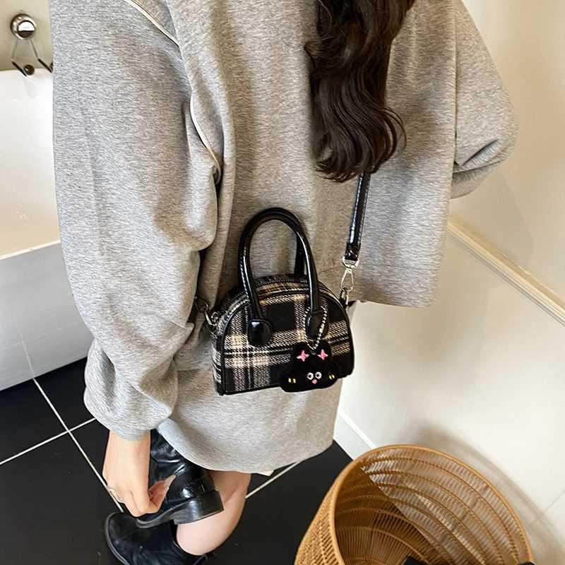 Petit sac rétro britannique pour femmes 2025 automne et hiver nouvelle texture conception de niche polyvalent sac à bandoulière à bandoulière uni