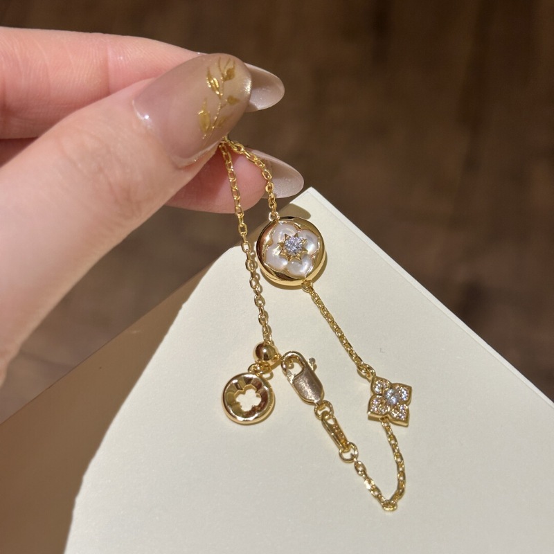 Retro New Chinese Style Full Diamond White Beimu Four Leaf Flower Pendant Necklace Bracelet Exquisite Luxury Fashion Set Versatile Boutique