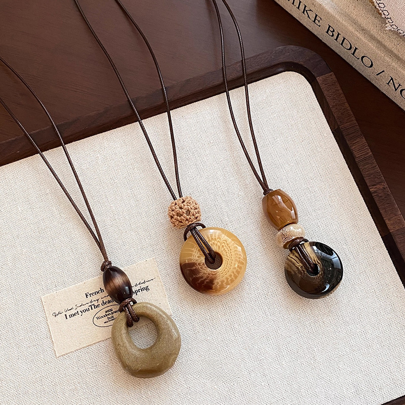 Nouveau style chinois dégradé irrégulier longue chaîne de pull collier pour les femmes automne hiver conception de niche rétro licou pendentif ac