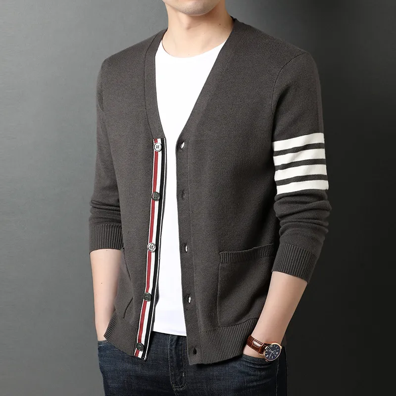 Cardigan tricoté de marque haut de gamme pour hommes, printemps et automne, nouvelle tendance classique à rayures coréenne décontractée, fente la