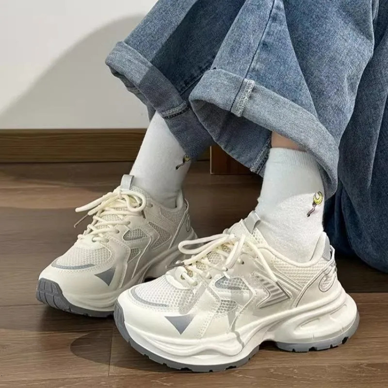 Mode petites chaussures blanches femmes printemps et automne loisirs chaussures de sport filles avec semelles épaisses baskets de Style bas chaus