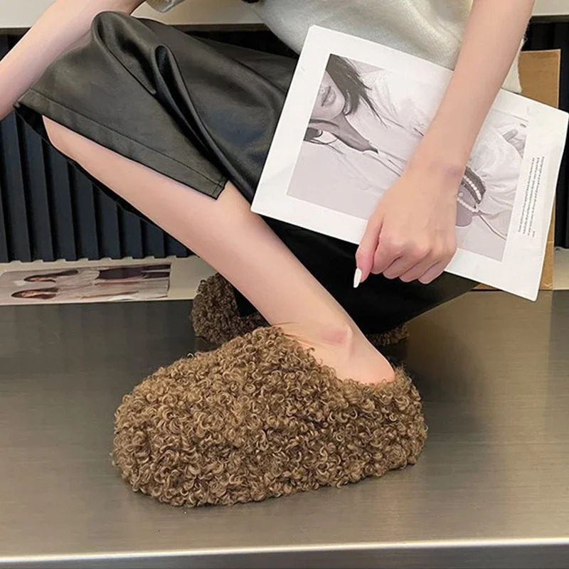 Hiver 2025 mode femmes chaussures confortable en peluche velours pantoufles chaudes maison antidérapante légère à semelles souples pantoufles d'i