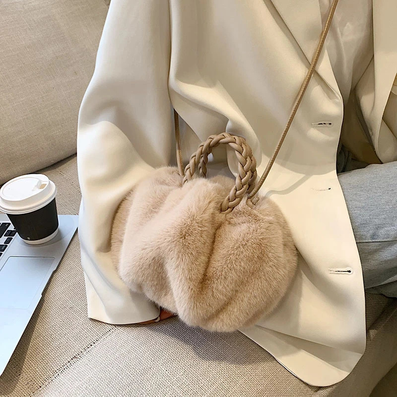 Autumn and Winter Plush Shoulder Crossbody Bag Womens Fashion Pleated Warm Faux Fur Hobos Bag Sweet Small Handbag 251202
