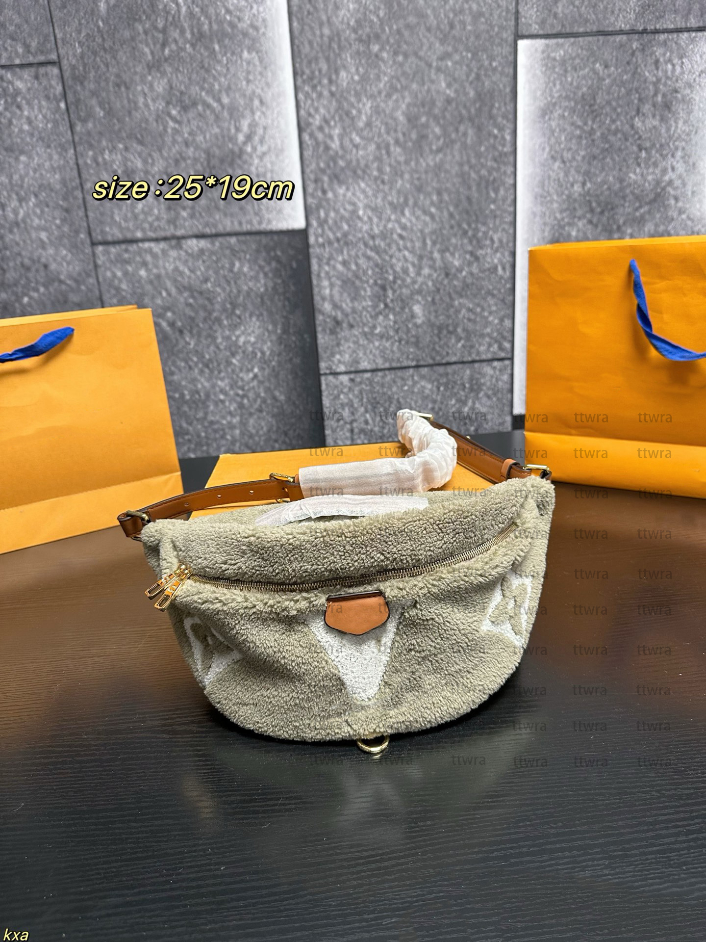 10A Shoulder Bags Women Winter Teddy Waist Bag Fashion Mens Crossbody Chestpack Fuzzy Shoulder Bags Fluffy Bumbag Luxury Designer Fannypack Purses 2