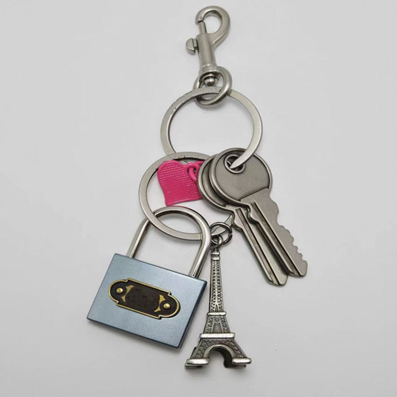 26FW nouveau haute qualité métal bleu serrure chaîne lettre porte-clés sac à dos sac à bandoulière sac à main clé de voiture produit accessoires