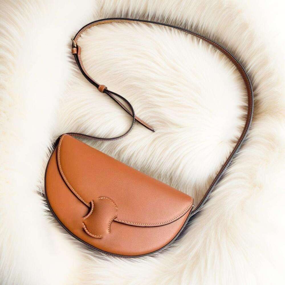 Luxurys handbag teen triomphes Designer half moon bag Womens mens classic flap Crossbody crescent bag Clutch tote saddle Shoulder Croissant armpit b