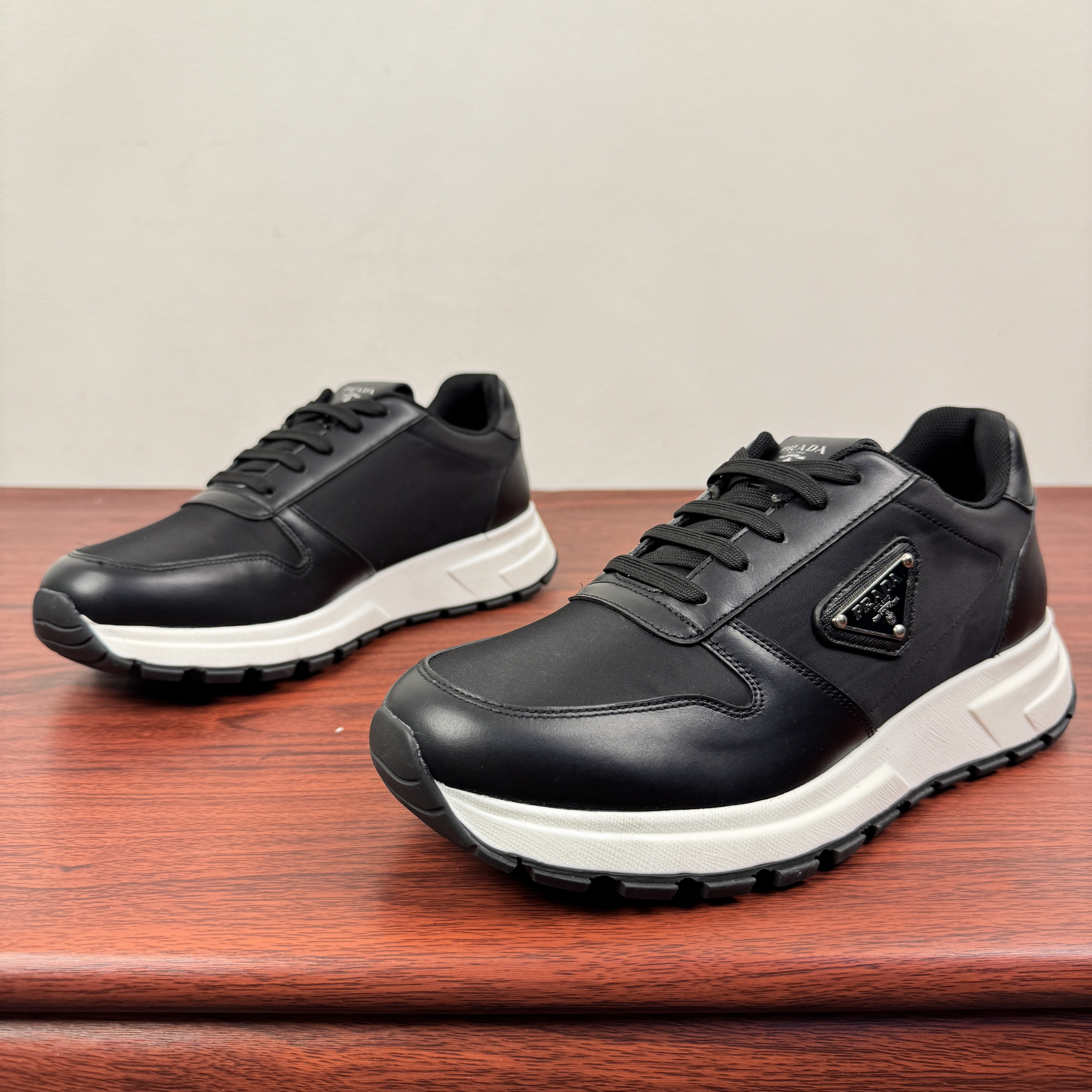 2025 Automne et hiver NOUVELLE arrivée grande belle merveilleuse designer pour hommes Sneaker Chaussures de créateurs décontractées ~ chaussures