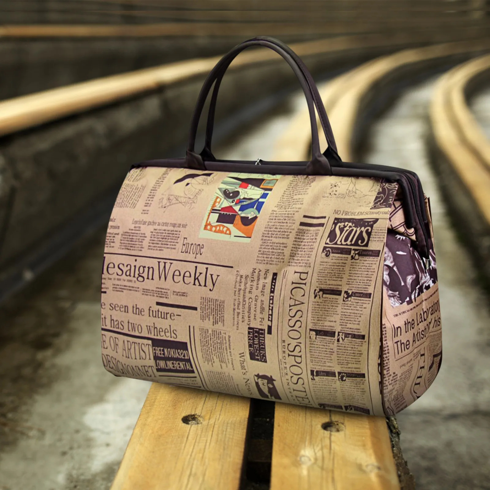 WomenS Waterproof Handbag Trend Retro spaper Printed Travel Bag Fashion Street Shoot High Capacity Zip Up Top-Handle Bags 251201