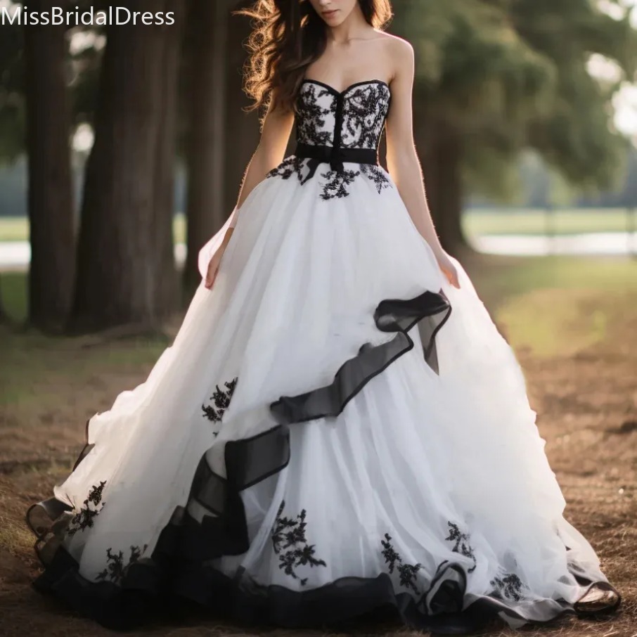 Black and White Long Vintage Wedding Dress Lace Appliques Sleeveless Long A Line Gothic Bridal Gowns Back Lace-Up Corset Plus Size Garden Bride Dres