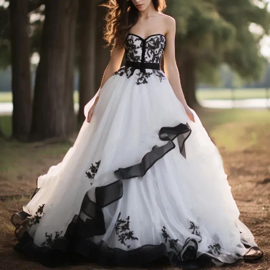 Black and White Vintage Wedding Dress - Lace Appliques Sleeveless A-Line Gothic Bridal Gown - Back Lace-Up Corset Plus Size Garden Bride Dress 2025
