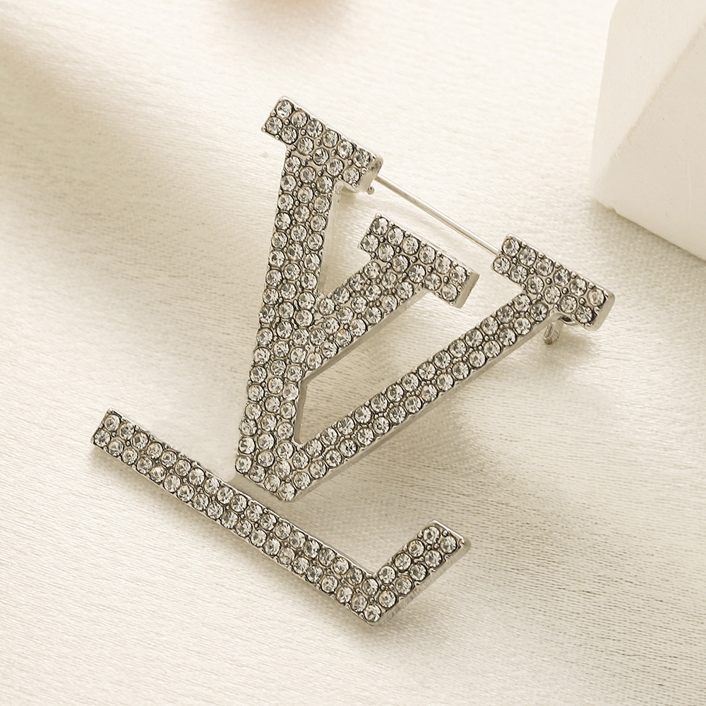 20style Designer Brooches Letter 18K Gold Plated Brooch Jewelry Woman Mens Pearl Rhinestone Brooch Wedding Party Christm Gift