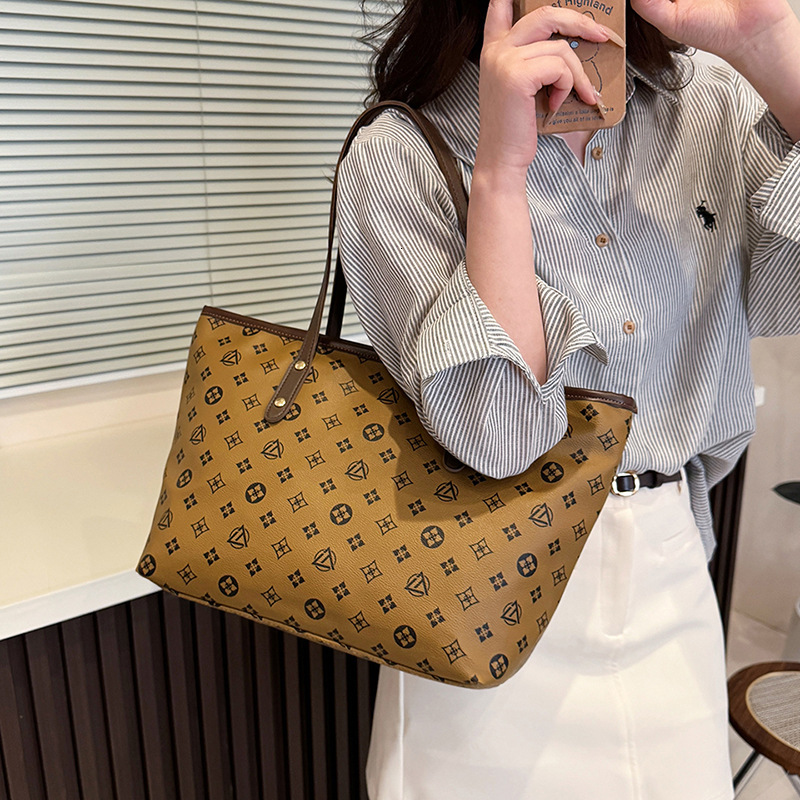 Texture large capacity shoulder bag, niche multifunctional women's commuting bag, new simple handheld handbag, designer bag