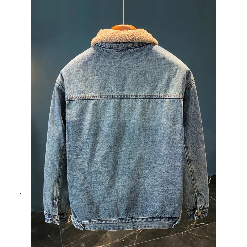 Thick denim jacket with added fleece for men in winter warm retro trendy nostalgic and fashionable 251205
