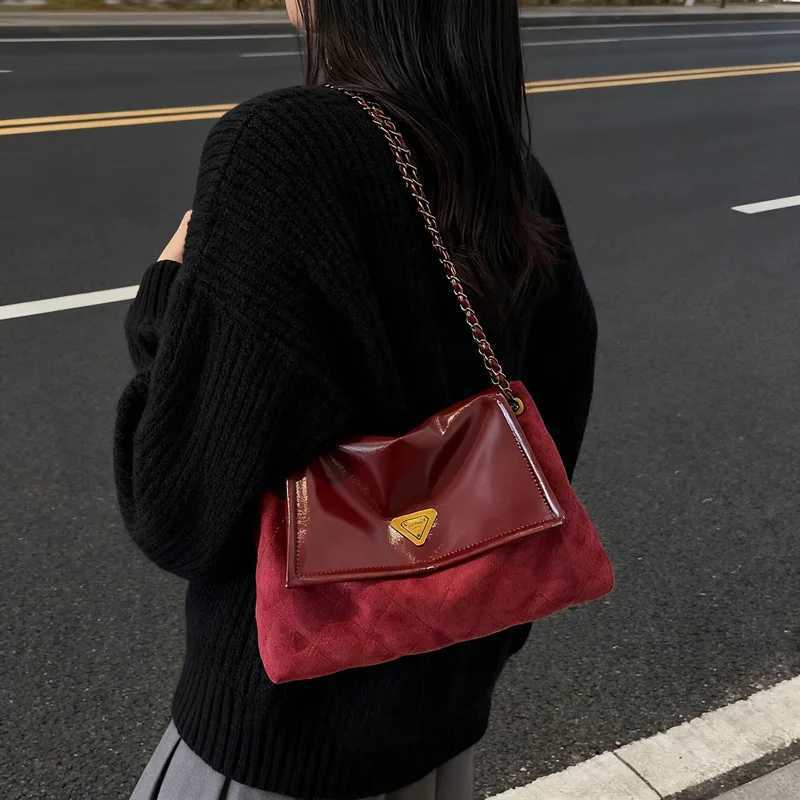 2025 New Womens Solid Color Tote Large Capacity Underarm Bag Stylish Chain Shoulder Bag for Daily Use W251209