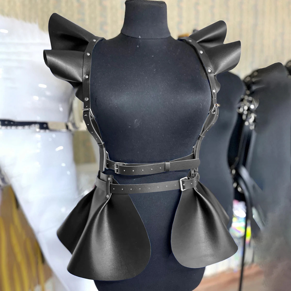 Jupe en cuir Ceintures pour femmes Ceinture de harnais de mode Jupe avec ourlet à volants Style gothique Taille Ceinture d'épaule Accessoire de v