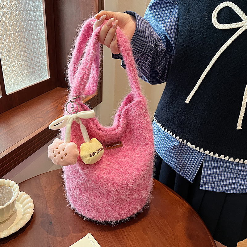 Free shipping 2025 New Korean Style Plush Shoulder Bag for Women Autumn and Winter Large Capacity Soft Bucket Bag design Bag