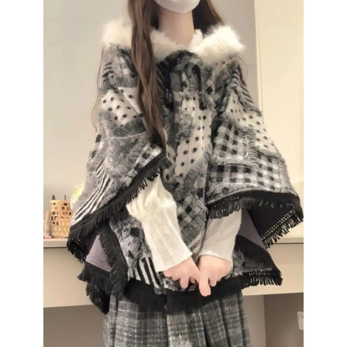 Doux Plaid gland châle Vintage élégant Style Lolita cape à capuche femmes japonais épaissir chaud Ponchos manteaux 251128