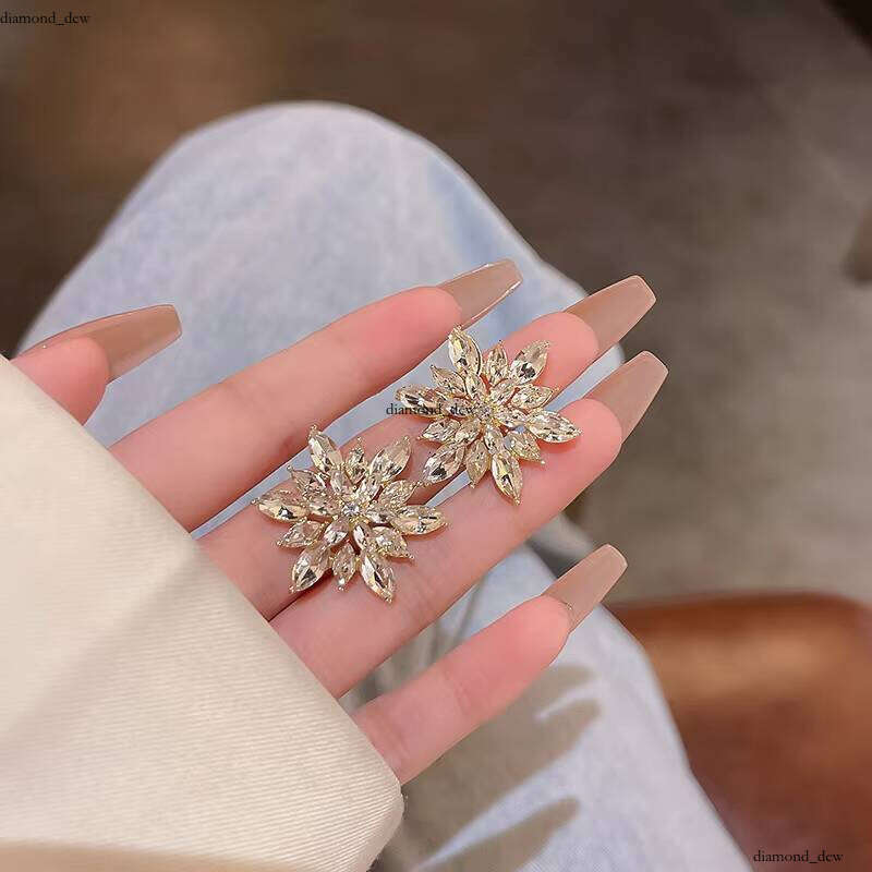 High-quality Korean-style New Super Shiny Fashionable Personality Exquisite Full VVS Moissanite Snowflake Earrings