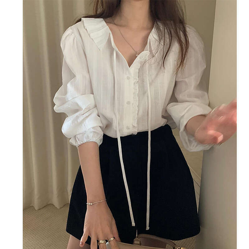Camicia bianca strutturata con bottoni in pizzo con colletto increspato all'inizio della primavera nuova per donna B5
