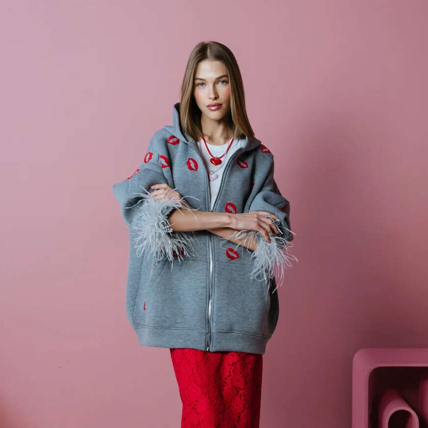 American Embroidered Kiss Feather Autumn New Street Style Fashion Trend Versatile Top Elegant Sweatshirt B5