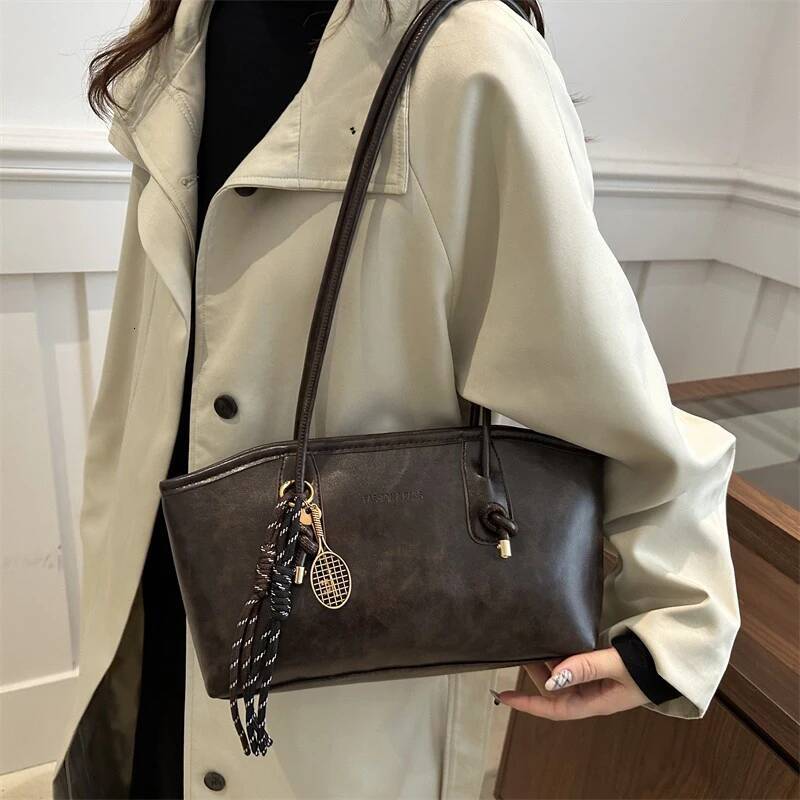 European American Retro Tote Bag, Korean Fashion Shoulder Advanced Simple Handbag New Large Capacity Pendant Versatile Bags ddmythur