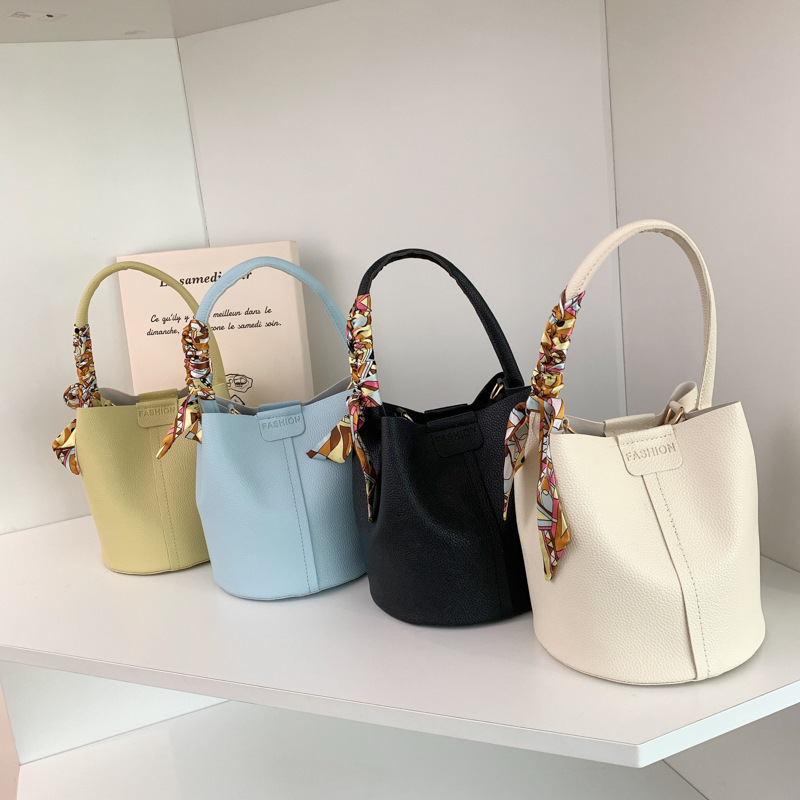 Ladies' Luxury Shoulder Bag Paris Simple Style Versatile Handbag Small Fashionable Hot New Product Designer Crossbody Commuter Lady Barrel Bag