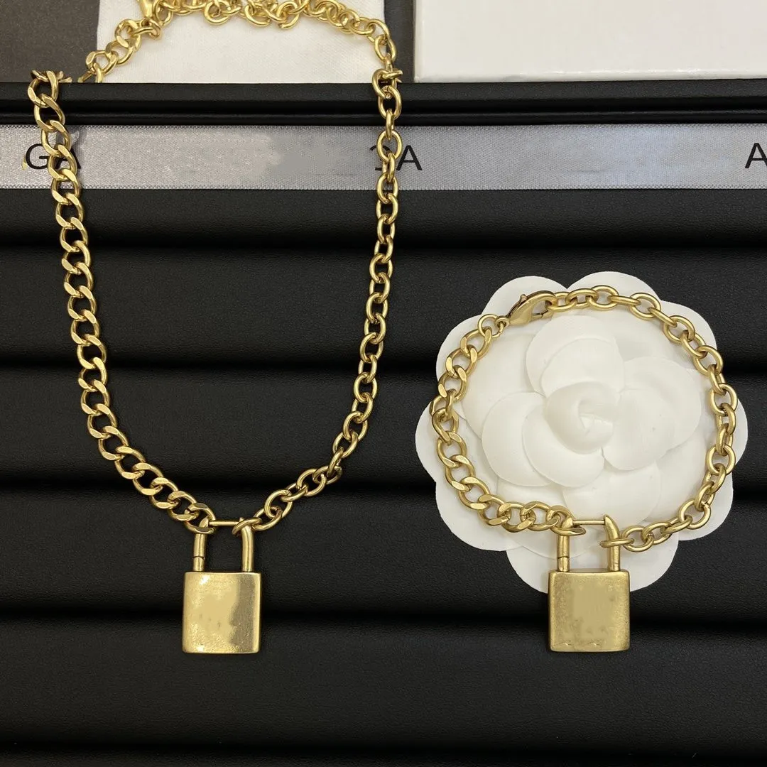 Luxury Classic Gold and Silver Lock Necklace Fashion Jewelry Letter B Necklace Pendant Wedding Pendant Necklace High Quality with Box