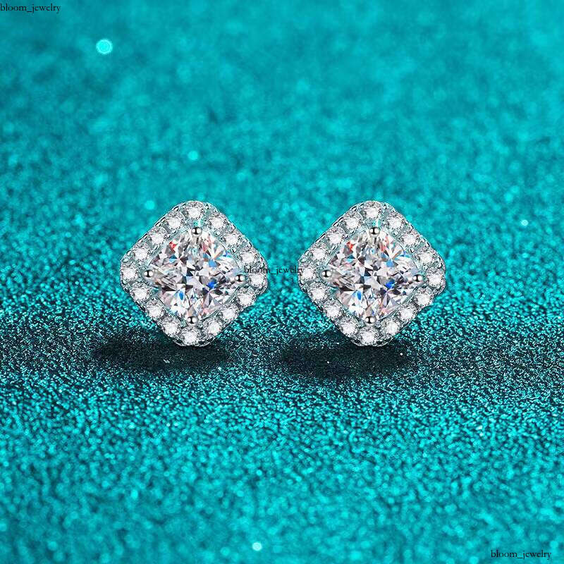 Luxurious 18k Gold Plated 925 Sterling Silver VVS Moissanite VVS Moissanite Stud Earrings for Women Fashion Screw Back 1CT 2CT