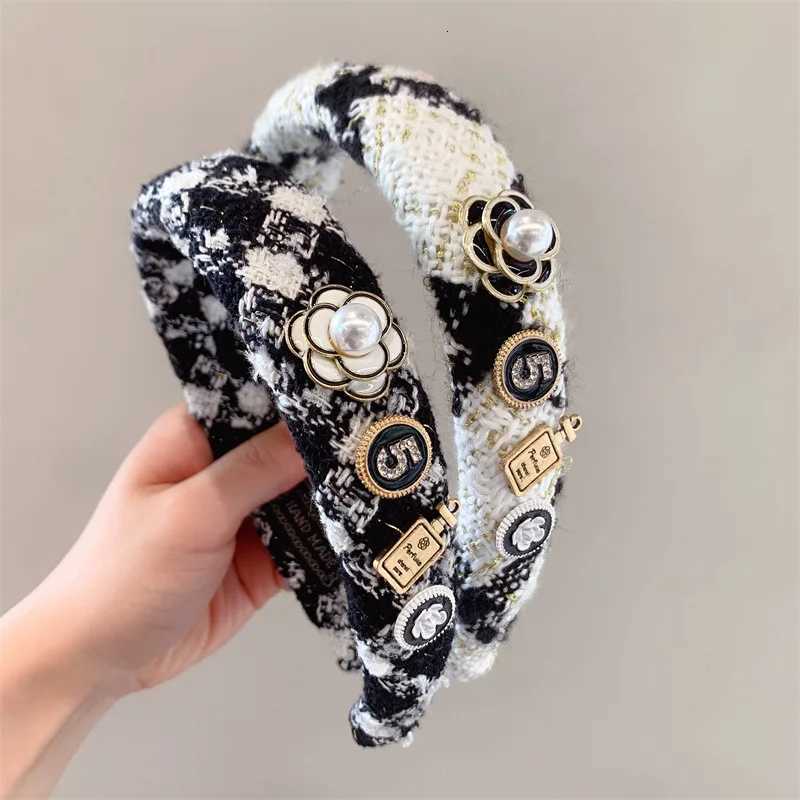 Black White Camellia Embroidery Women Hairband Hair Hoop 2023 Autumn Winter French Fashion Woolen Weave Padded HeadbandT251210