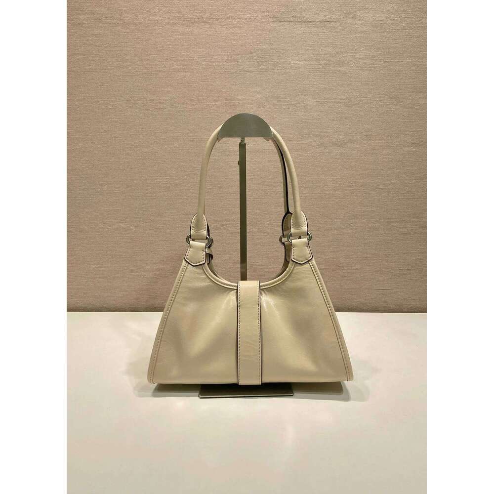 Summer New Mini Fashion Show Oil Wax Leather Handbag Shoulder Backpack Large Capacity Fashionable And Atmospheric Women's Bag St251210