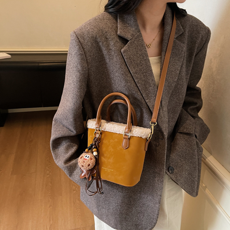 Fashionable large capacity retro women's luxury handbag autumn and winter plush commuting shoulder bag bucket shaped designer bag