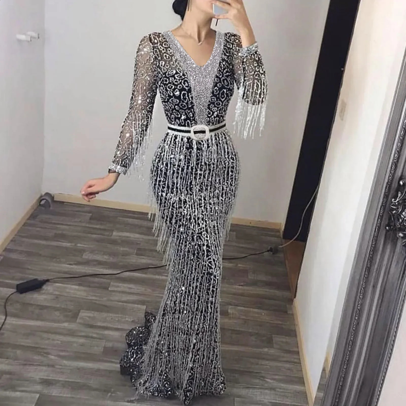 Womens Fashion Long Sleeved Prom Dress Elegant Sexy Deep V Neck Sequined Fringed Long Slim Dresses Evening Party Dresses 251201