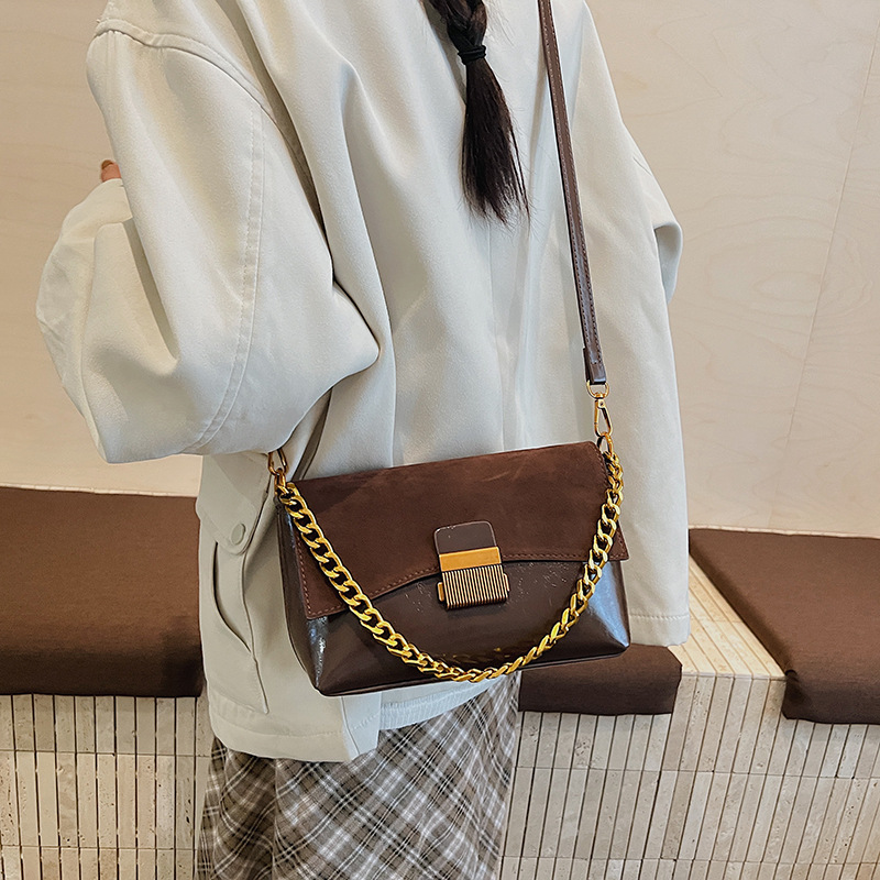 Stylish Simple Crossbody Bag with Large Capacity Fashionable Leather in Solid Color for Everyday Commuter Use