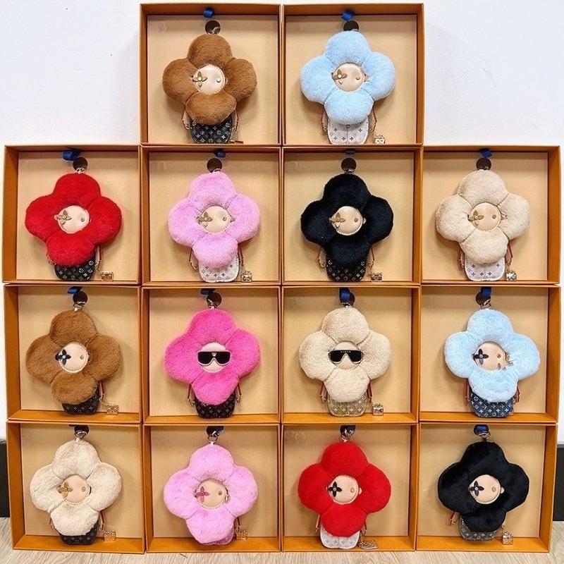 Luxury Keychains Pink Blue Furry Sunflower Clover Designer Brown Keychain Bag Charms Pendant Accessories Sun flower Doll Car KeyRings with original
