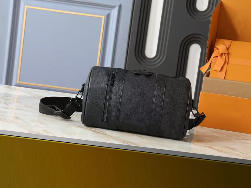 Top Quality New Men Duffle Bag Women Travel Bags Hand Luggage Travel Bags Men Leather Handbags Large CrossBody Bags Totes Purse Crossbody Bag 27cm