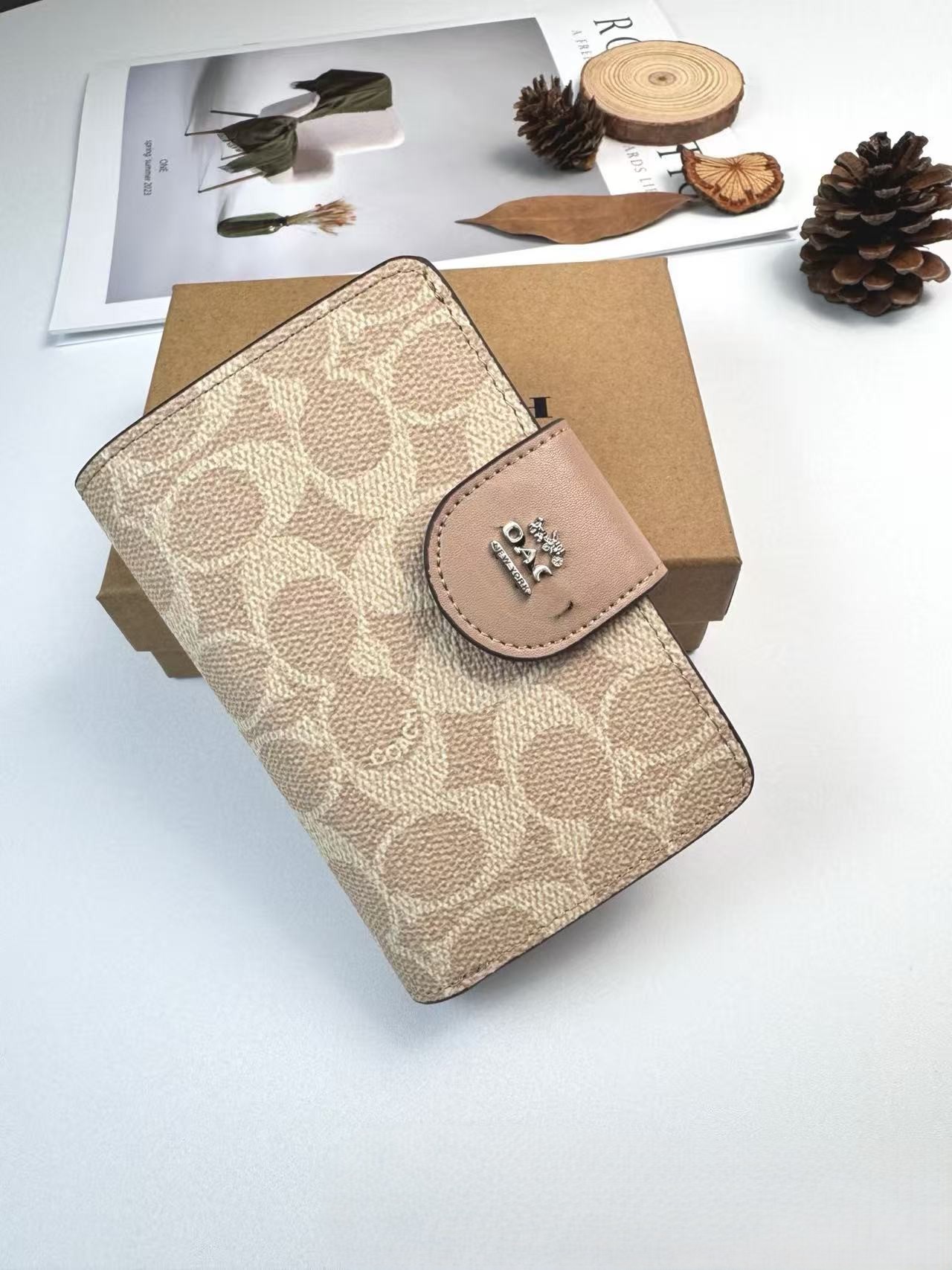 2026 New Link Wallet Handheld Bag Classic Versatile Bag Multi Card Short Clip Wallet European and American Relief Vintage Style